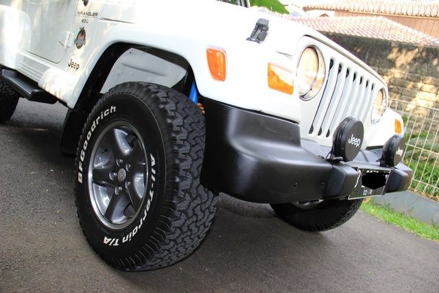 Jeep Wrangler TJ Putih kondisi MANIS JAMBU